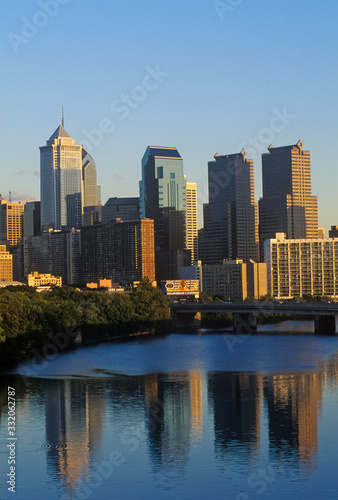 Fototapeta Naklejka Na Ścianę i Meble -  Sunset over Philadelphia skyline from the Schuylkill River, PA
