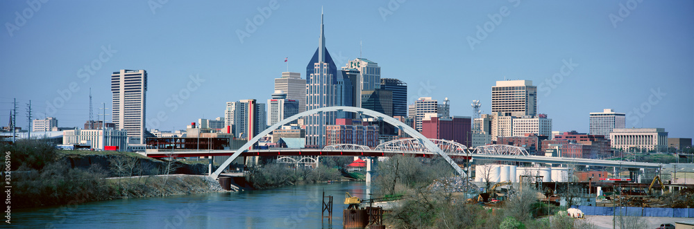 Fototapeta premium Panoramic view of bridge over Cumberland River and Nashville Skyline, TN