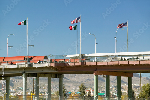 Fotografie International border of Mexico & the United States, with flags and walking bridg
