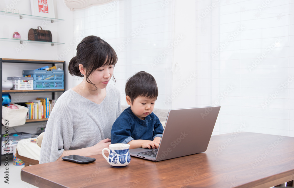 在宅ワークをする女性 在宅ワークをする女性