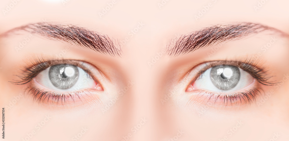 Naklejka premium Close-up beautiful girl eye with octagon glare in the eyes of the ring (octagon) flash