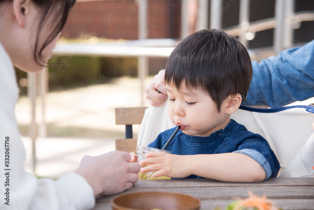 飲み物を飲んでいる男の子 飲み物を飲んでいる男の子
