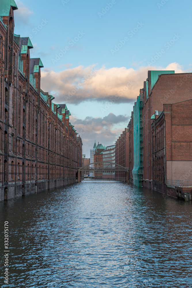 Häuserreihe an einem Kanal in Hamburg