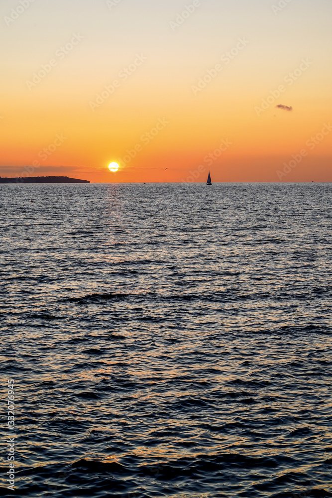 Obraz premium Sailing boats on a background of a beautiful sunset