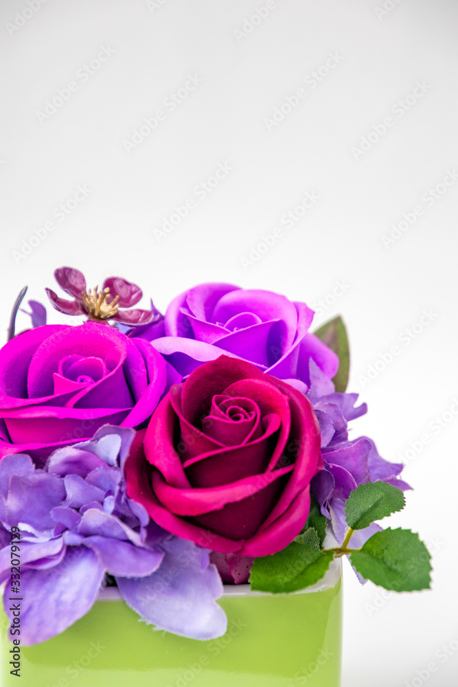 ピンクと紫のバラの造花 ピンクと紫のバラの造花