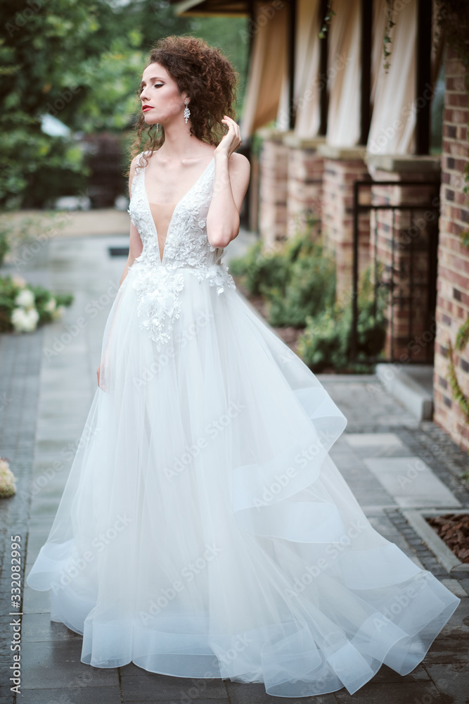 Beautiful bride posing in her wedding day Beautiful bride posing in her wedding day