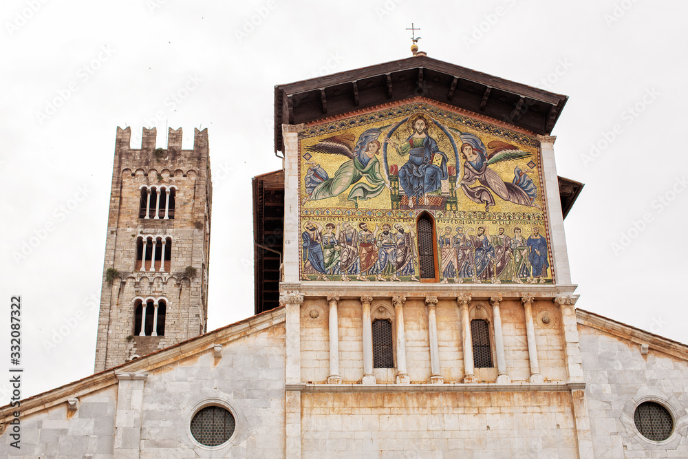 Fototapeta premium Exterior view of the basilica of San Frediano