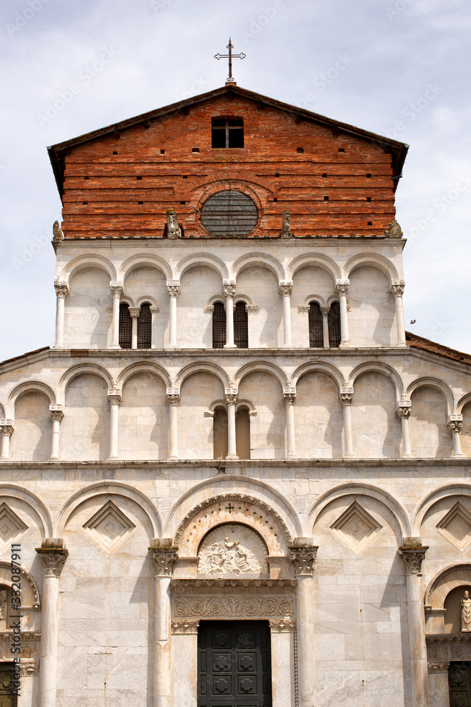 Exterior view of the church of Santa Maria Forisportam