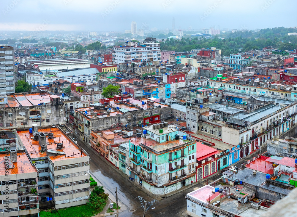 Obraz premium Aerial view of the city of Havana with a stormy sky