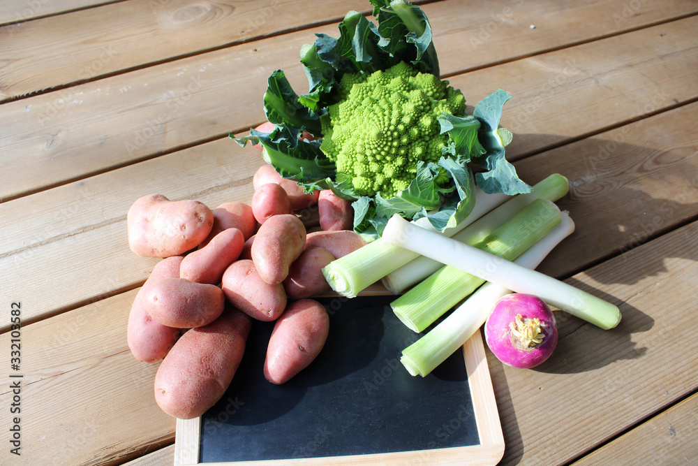 Légumes avec ardoise : chou, poireaux, pommes de terre Stock Photo