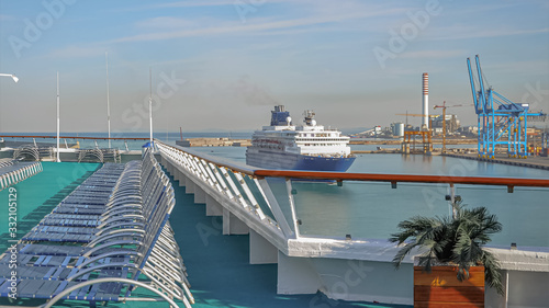 Foto Navire de croisière  entrant dans le port de Civitavecchia, Italie