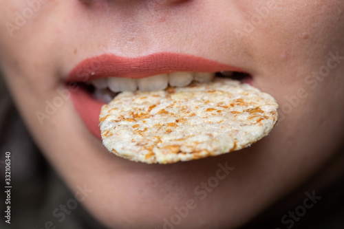 woman eating spelled chips
