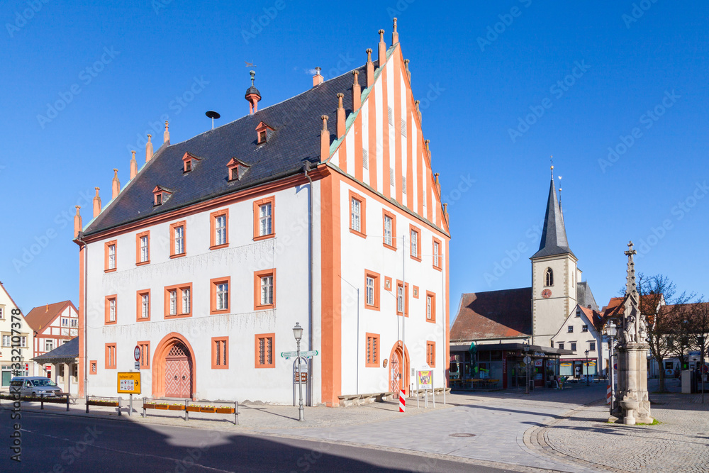 Rathaus in  Haßfurt mit Pfarrkirche, Unterfranken