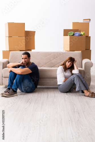 Fotografia Young pair and many boxes in divorce settlement concept