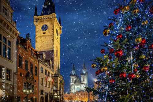 Photography Die Altstadt von Prag mit Astrologischer Uhr, Marienkirche und festlich geschmüc