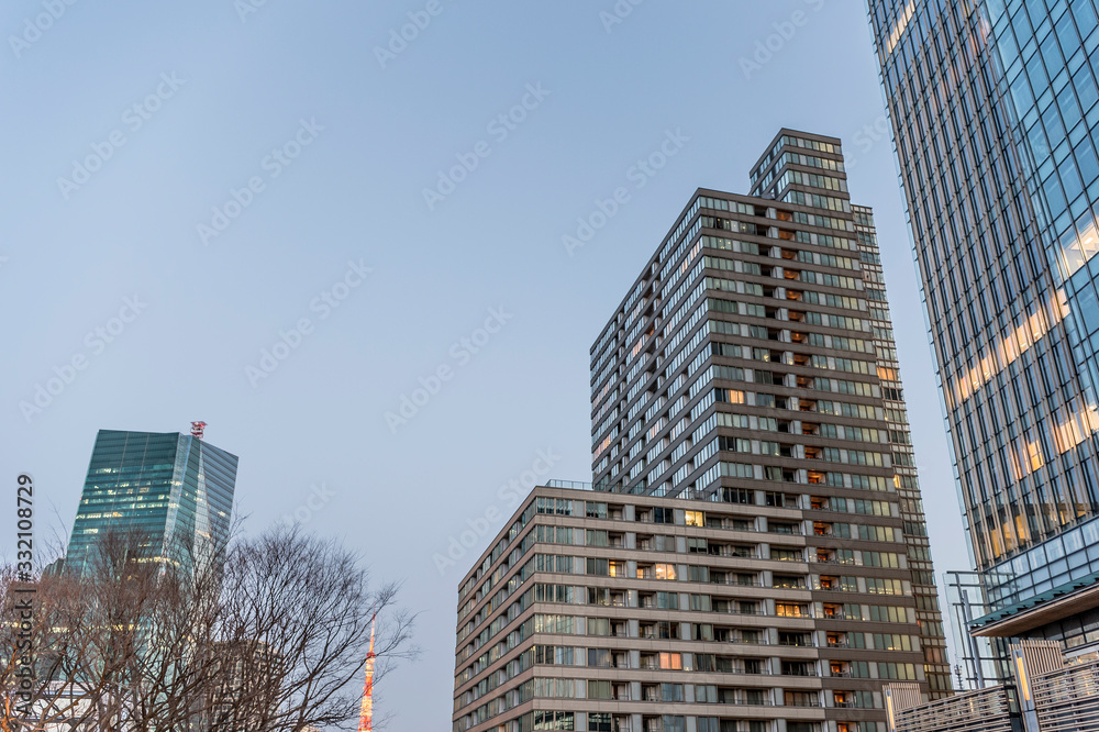 東京都港区六本木の東京ミッドタウンから見た夕暮れの高層ビル群