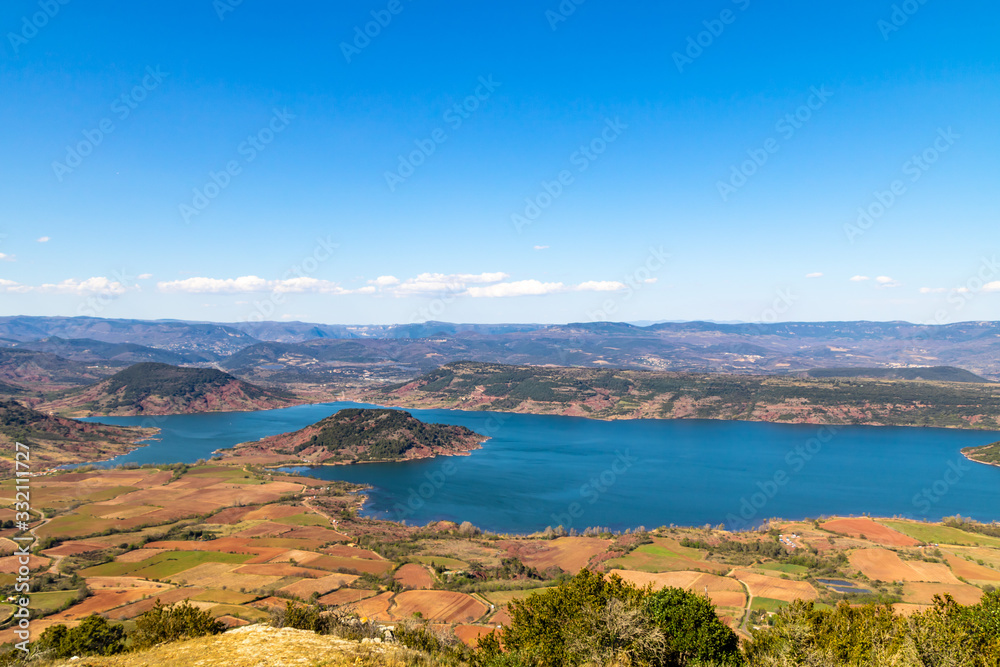Vue depuis les hauteurs sur le lac artificiel du Salagou (Occitanie, France) Vue depuis les hauteurs sur le lac artificiel du Salagou (Occitanie, France)