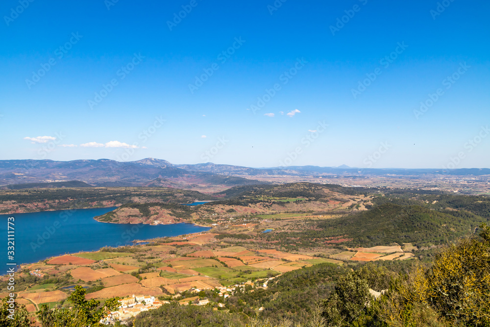Vue depuis les hauteurs sur le lac artificiel du Salagou (Occitanie, France)