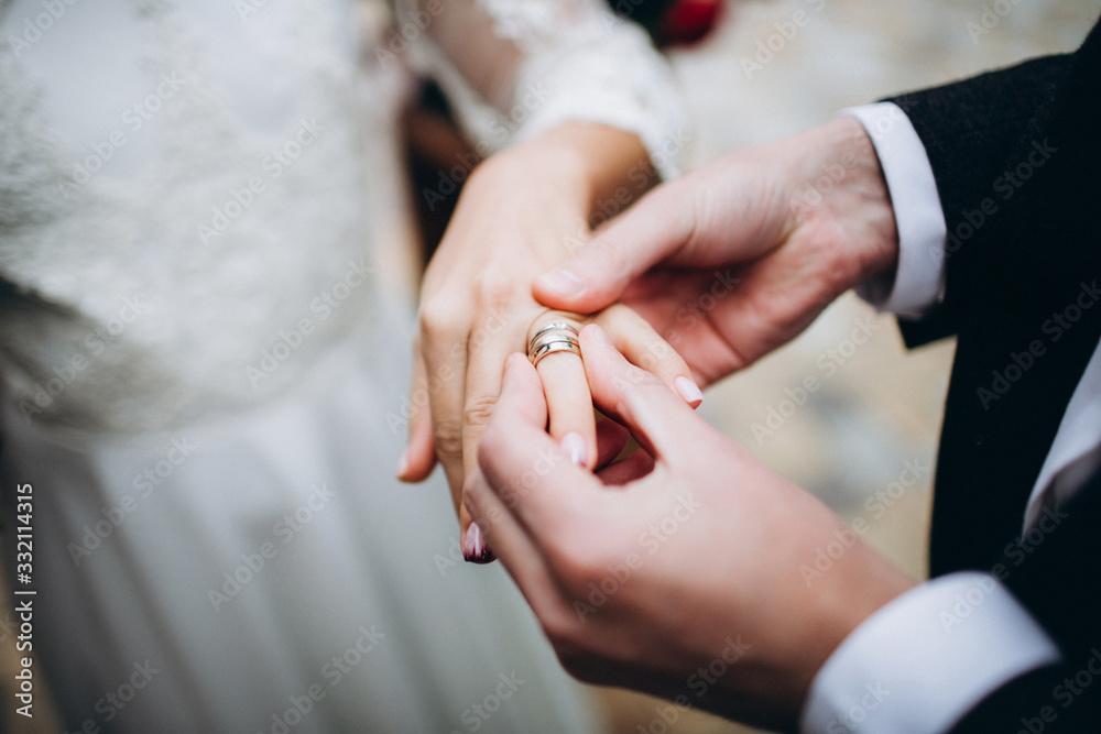 Putting on wedding rings during ceremony