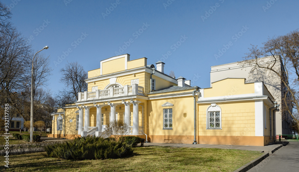 The hunting lodge is a mansion in Gomel, an architectural monument of the first half of the 19th century. House Empire. Museum The museum has seven exhibition halls