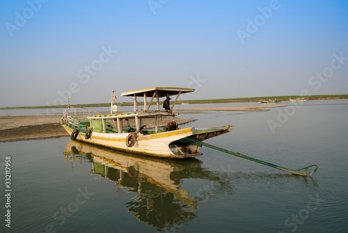 Barca sul fiume in Birmania © Diego