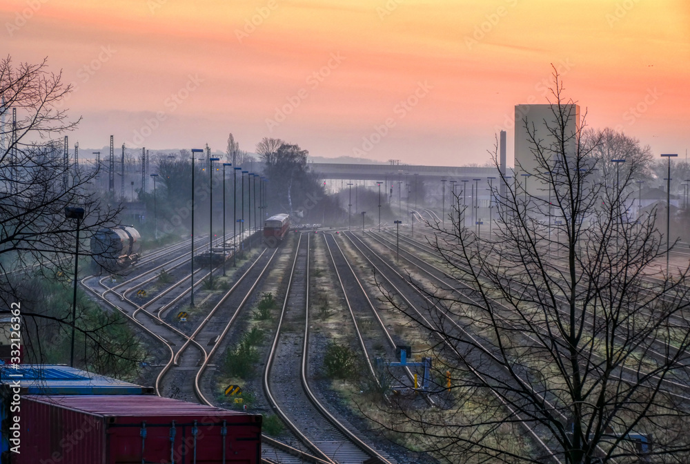 Industrielle Gleisanlagen in Duisburg Hochfeld bei Sonnenaufgang
