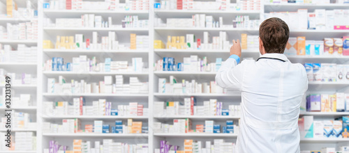 Obraz na plátně Pharmacist working in a drugstore