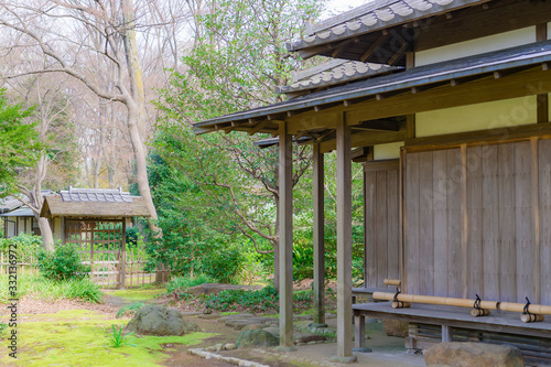 東京都文京区駒込の日本庭園に佇む日本家屋