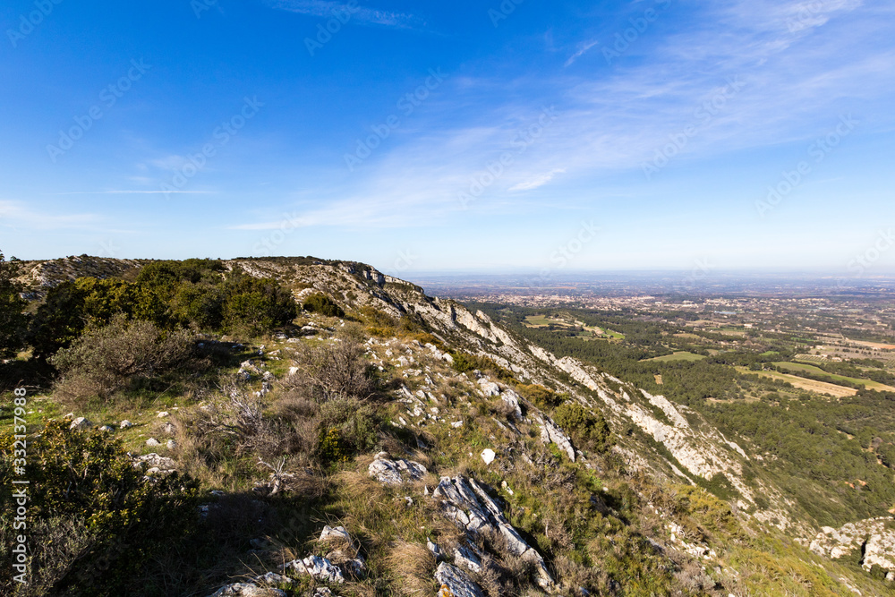 Paysage du Plateau de la Caume, dans le parc naturel régional des Alpilles, à Saint-Rémy-de-Provence.