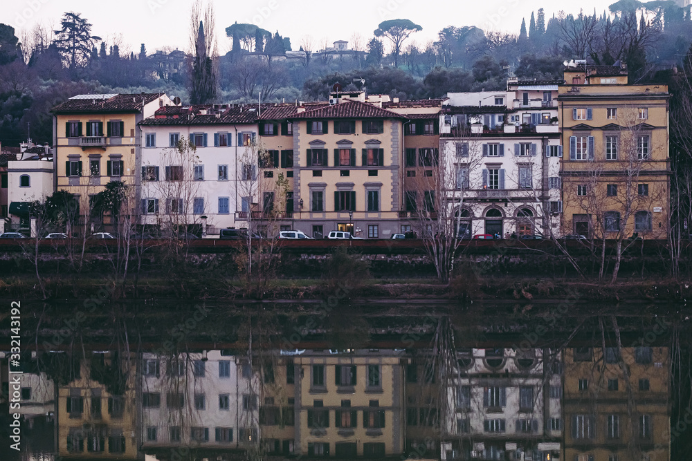 Façades de bâtiments et reflet dans le fleuve de Florence, Italie