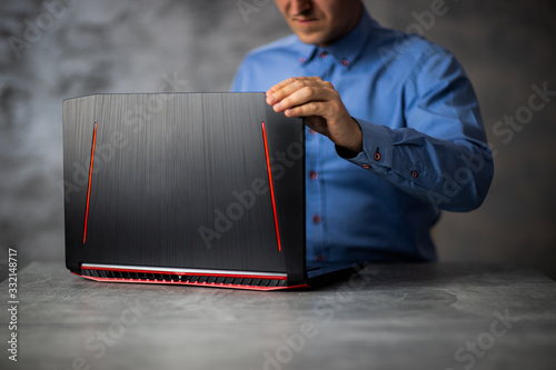 Mężczyzna, bizmesmen przy laptopie w biurze