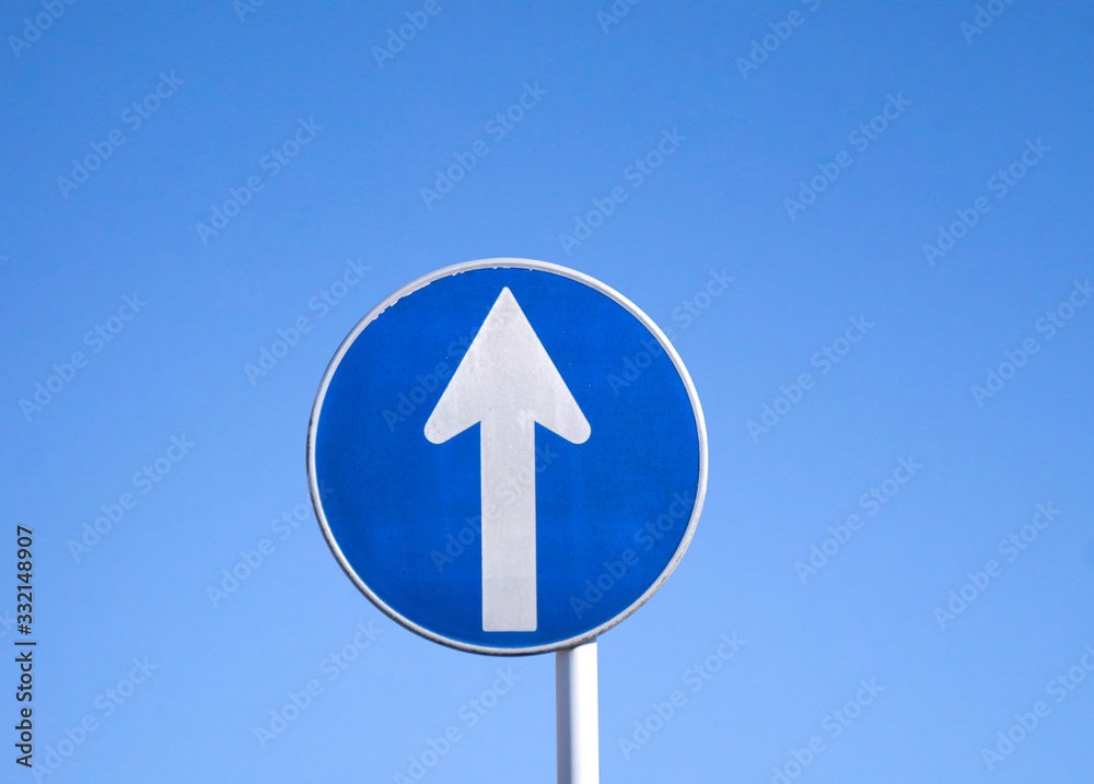 道路標識(規制標識)「指定方向外進行禁止」