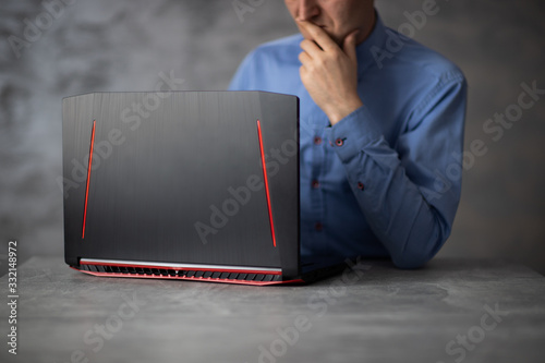 Mężczyzna laptop