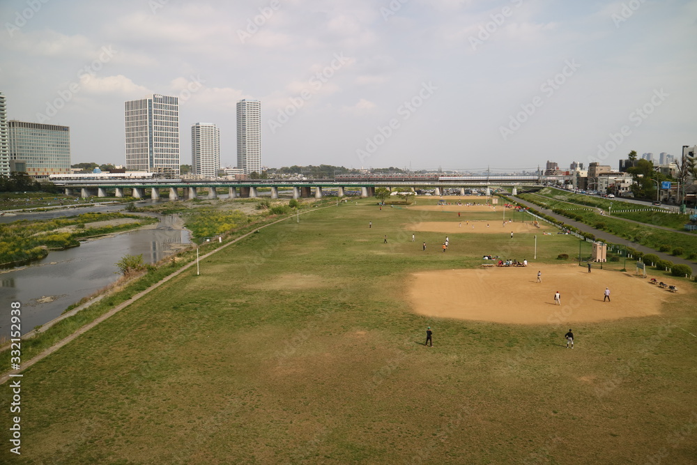 Fototapeta premium Wokół rzeki Tama w pobliżu stacji Futakotamagawa