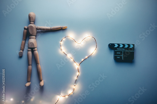 Passione per il videomaker, simbolo del cuore con ciak in miniatura per le riprese del cinema. photo