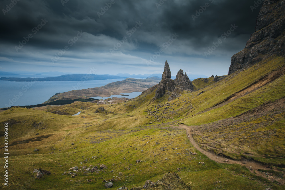 Obraz premium Old man of Stor, Isle of Skye with dramatic sky