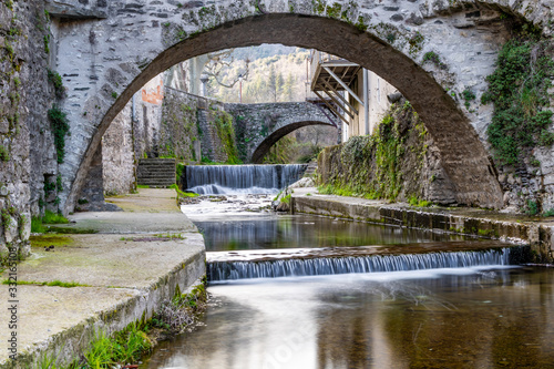 Rivière traversant le petit village de mineurs de Saint-Laurent-le-Minier (Occitanie, France)