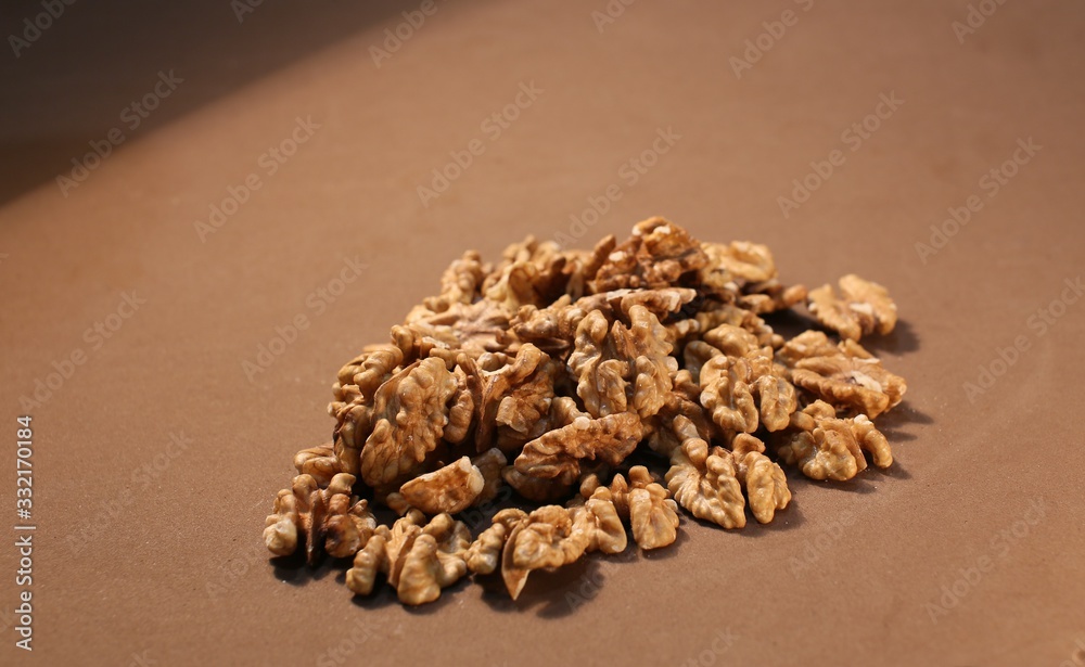 Obraz premium Walnut halves on table ready for food.