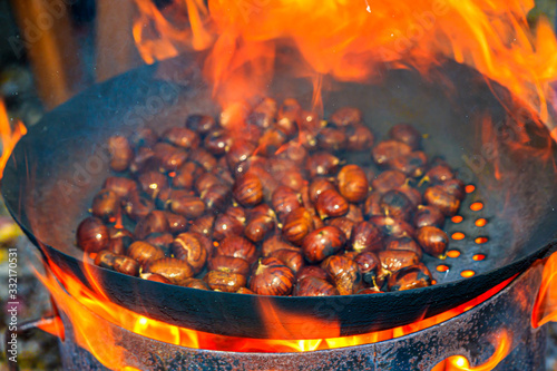 Südtirol Kerschtnrösten auf offenem Feuer