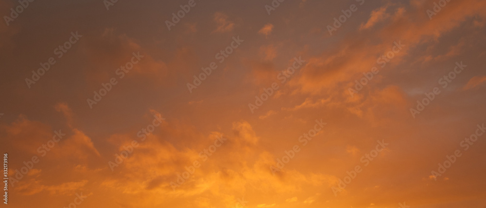 Obraz premium Bannière arrière-plan de ciel jaune et orange au coucher de soleil 