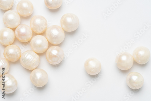 Canvas Print pearl necklace isolated on white