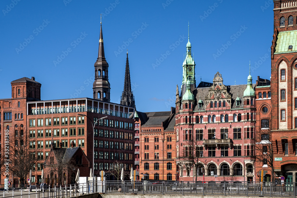 Fototapeta premium Hamburg Turmsilhouette Speicherstadt sonnig entzerrt
