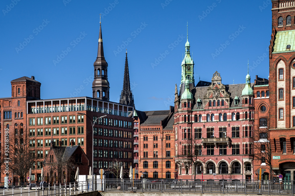 Hamburg Turmsilhouette Speicherstadt sonnig entzerrt