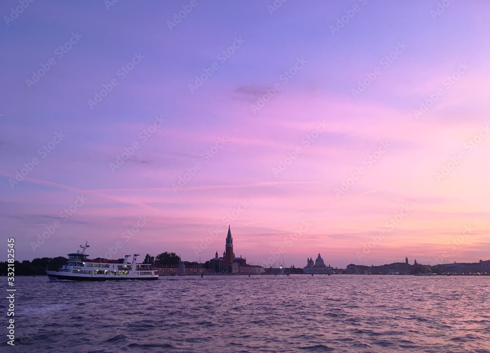 Naklejka premium Sunset on the Sea in Venice