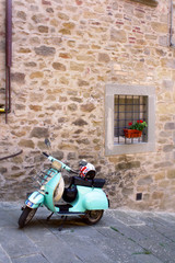 Bilder mit Rahmen Roller Italienisches Moped in Strasse geparkt  © Lisa