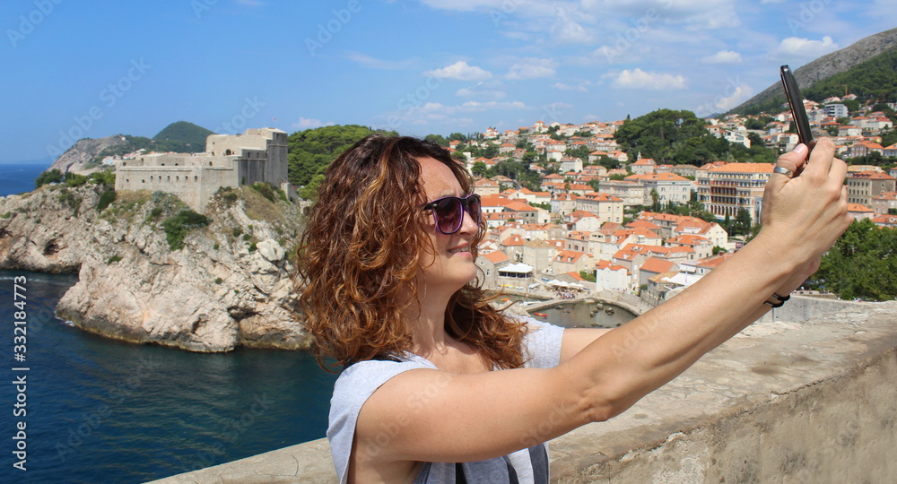 Ragazza solitaria che ammira un bel paesaggio - relax a Dubrovnik