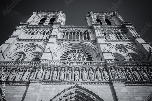 Obraz na płótnie Looking up at the two bell towers of Notre Dame Cathedral, in black and white, Paris, France w salonie
