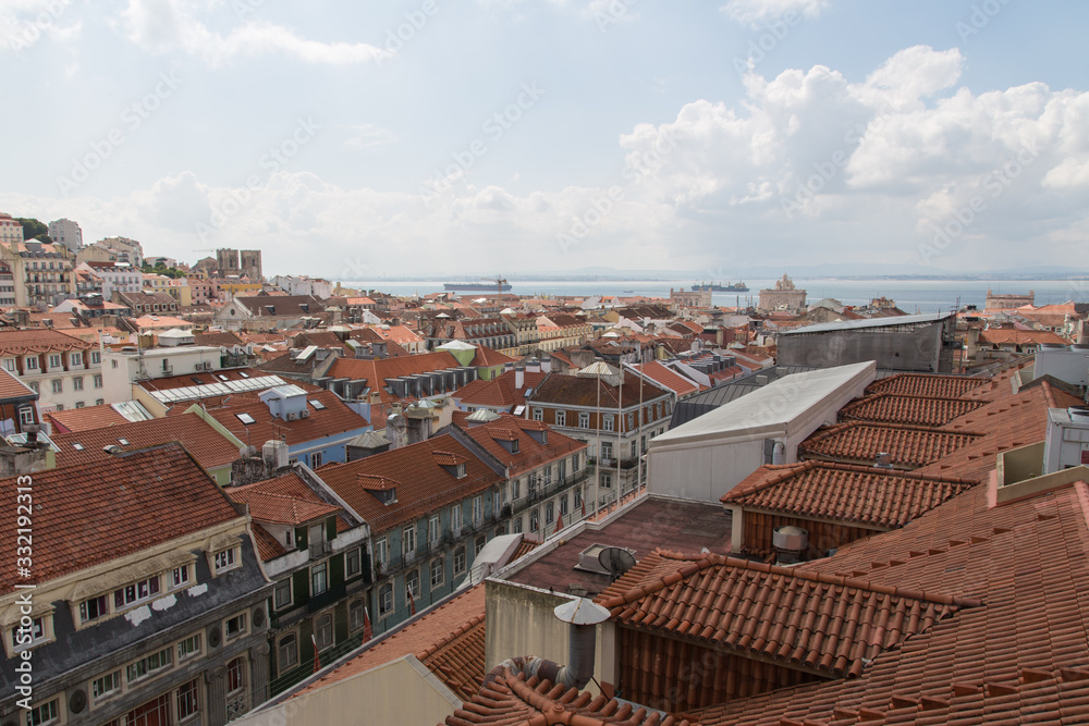 Lissabon, Portugal: Blick auf die Altstadt Alfama und Baixa mit Kathedrale, Triumpfbogen an der Praça do Comércio und den Fluss Tejo