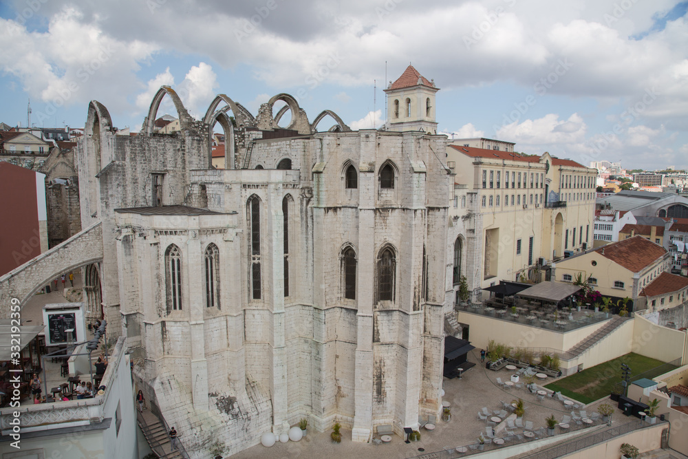 Lissabon, Portugal: Blick auf die Ruine der Klosterkirche Convento do Carmo