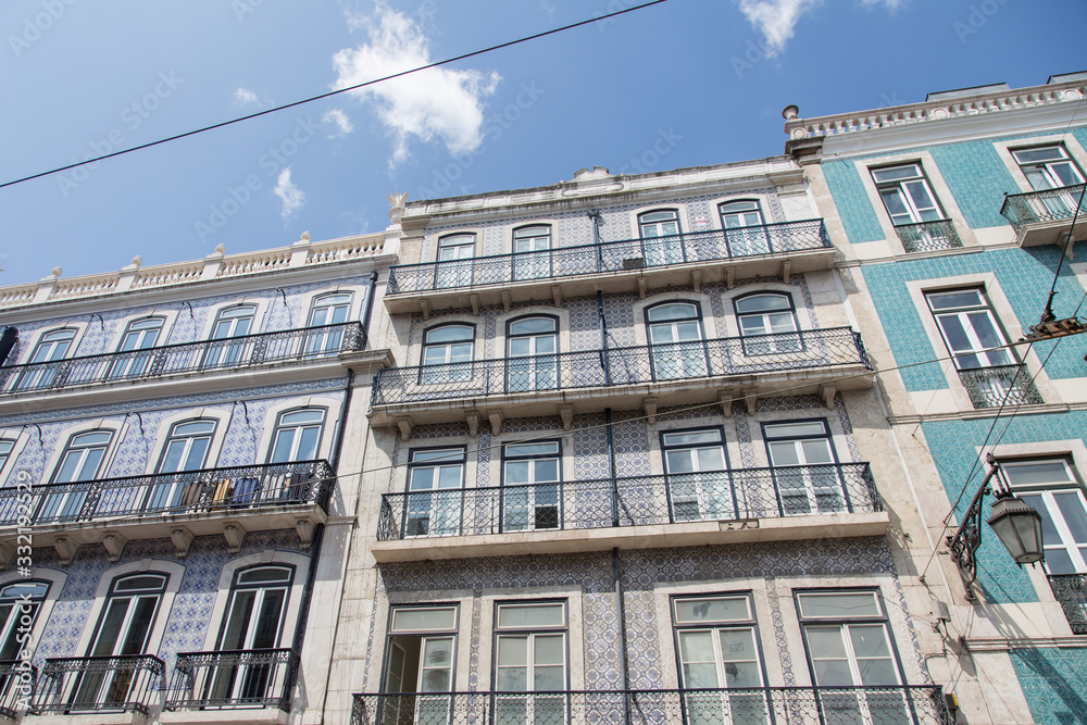 Lissabon, Portugal: Haus Fassaden mit typischen quadratischen Keramik Fliesen und schmiedeeisenen Balkonen